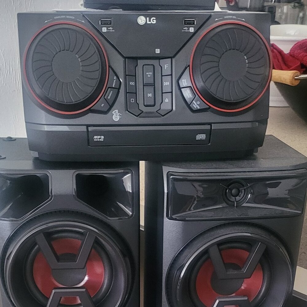 LG Radio With Speakers and it's own remote